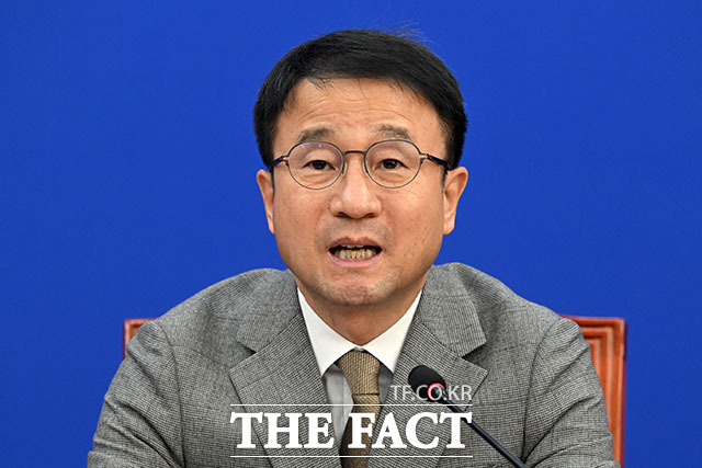 한병도 더불어민주당 원내대표(가운데)가 20일 오전 서울 여의도 국회에서 열린 국정감사 대책회의에서 모두 발언을 하고 있다. /국회=서예원 기자