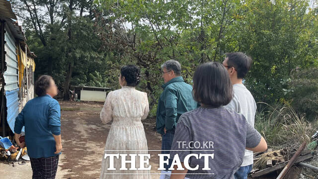 서산시 공무원들이 대산읍 건축 인허가 상담을 위해 현장을 살피고 있다. /서산시