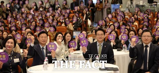 안민석 경기도교육감이 19일 구리시청에서 열린 찾아가는 교육감실 타운홀미팅에서 학부모 등 참석자들과 기념 촬영을 하고 있다. /경기도교육청
