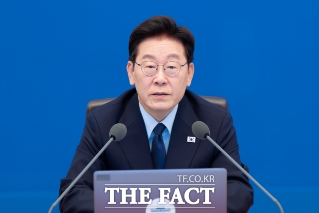 이재명 대통령은 20일 중대범죄수사청에 네편 내편 가리지 말고 일체의 성역없이 수사력을 총동원해 엄단함으로써 중수청의 존재 의의와 필요성을 증명해주기 바란다고 주문했다. 이 대통령이 15일 청와대에서 주재한 제49차 수석보좌관회의에서 발언하고 있다. /청와대