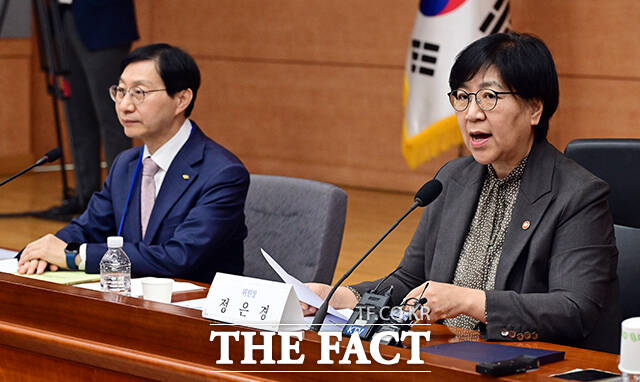 정은경 보건복지부 장관이 20일 오후 서울 종로구 정부서울청사 별관에서 열린 제7차 국민연금기금운용위원회 회의에 참석해 모두발언을 하고 있다. /임영무 기자