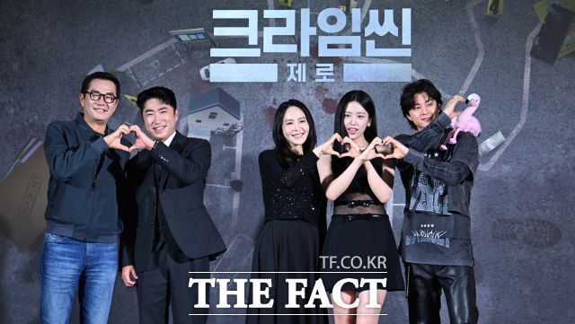 영화감독 장진과 개그맨 장동민, 박지윤 아나운서, 아이브(IVE) 안유진, 배우 김지훈(왼쪽부터)이 넷플릭스 예능 '크라임씬 제로2'로 돌아온다. 사진은 지난해 9월 16일 서울 구로구 라마다 신도림 호텔에서 열린 넷플릭스 새 예능 '크라임씬 제로' 제작발표회에 참석해 포즈를 취하고 있는 모습. /박헌우 기자