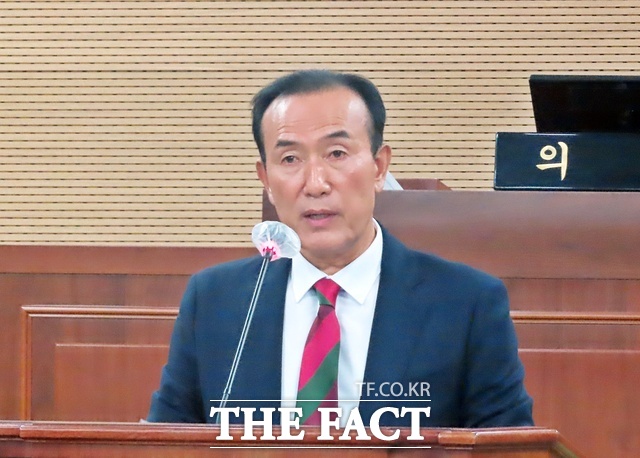 김홍열 청양군수가 20일 청양군의회 제324회 임시회 제1차 본회의에서 군정질문에 답변을 하고 있다. /김형중 기자