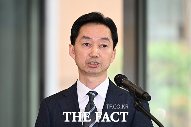 김지용 청장이 입장을 밝히고 있다.