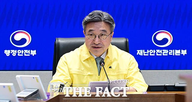 윤호중 행정안전부 장관이 20일 오후 서울 종로구 정부서울청사 서울상황센터에서 열린 핼러윈 대비 안전관리 대책 점검회의를 주재하고 있다. /임영무 기자