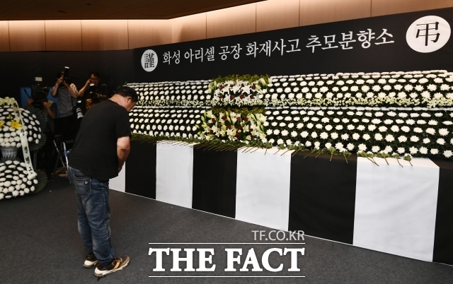 화성 아리셀 공장 화재 사고 추모분향소가 26일 오후 경기 화성시 화성시청에 마련된 가운데 추모객이 희생자들을 추모하고 있다. /박헌우 기자