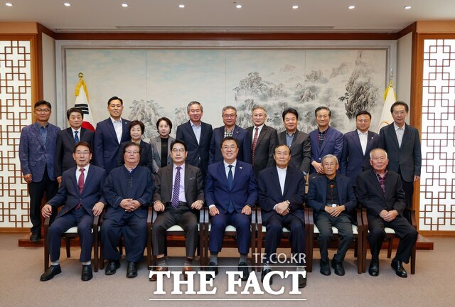당진시가 19일 시청 해나루홀에서 당진시 의정회 초청간담회를 개최했다. /당진시