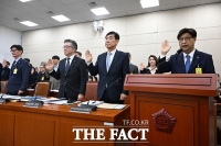  복지부 산하 보건기관 국감...선서하는 고상백 한국보건산업진흥원장 [TF사진관]