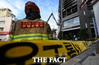  '방화 추정 연쇄 화재'...검게 그을린 역삼동 빌딩 [TF포착]
