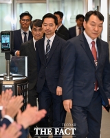  박수받으며 입장하는 김지용 중수청장 [포토]