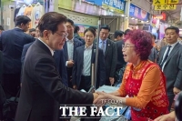  李 대통령, '의원 시절 단골' 전통시장 찾아…애로사항 청취