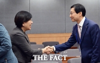  김성주 국민연금공단 이사장과 인사하는 정은경 보건복지부 장관 [포토]