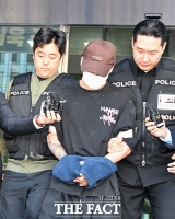  경찰에 붙들린 '장모 살해 사건' 피의자 김성우 [포토]