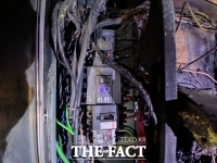  '불꽃 튀며 펑' 부산시 서구 건물에 불…4명 병원 이송