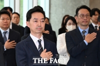  국기에 대한 경례하는 김지용 중수청장 [포토]