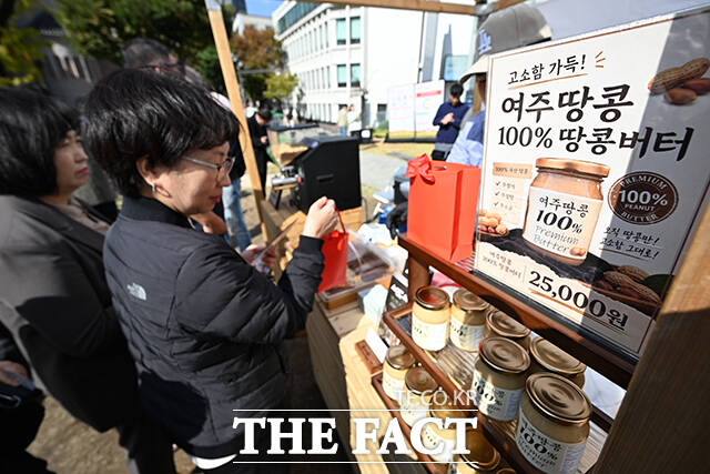 '로컬트립 가을소풍'이 21일 오후 서울 중구 지역관광 안테나숍에서 열린 가운데 방문객들이 행사장을 둘러보고 있다. /박헌우 기자