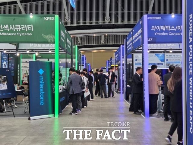 자율주행 순찰로봇과 인공지능(AI) 영상분석 시스템 등 첨단 치안기술을 선보이는 '제8회 국제치안산업대전'이 21일 인천 송도컨벤시아에서 개막했다./김영봉 기자