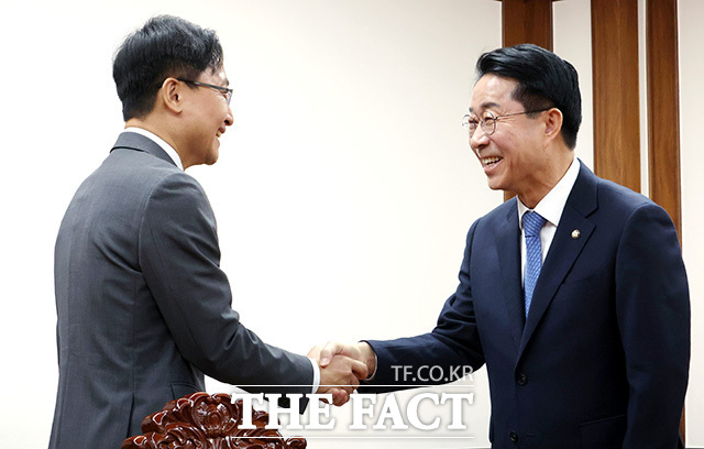 임광현 신임 대통령 비서실장 만나 대화 나누는 조정식 국회의장(오른쪽).