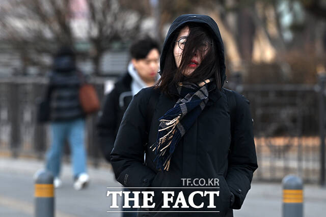 21일 기상청에 따르면 이날 낮 12시 경기와 강원, 충청권, 남부 내륙 일부 지역에 한파특보가 발령됐다. /더팩트 DB