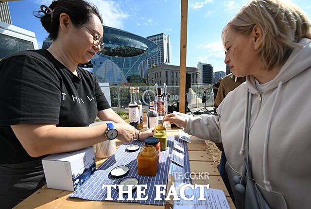 '로컬트립 가을소풍'이 21일 오후 서울 중구 지역관광 안테나숍에서 열린 가운데 방문객들이 행사장을 둘러보고 있다. /박헌우 기자