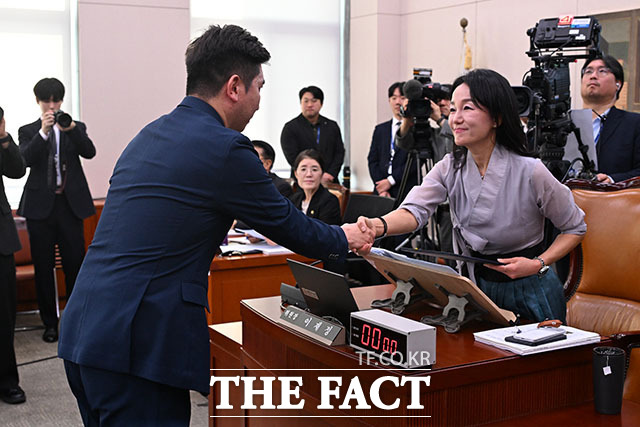 유승민 대한체육회장이 '한복의 날'을 맞아 한복을 입은 이재정 위원장과 인사하고 있다.