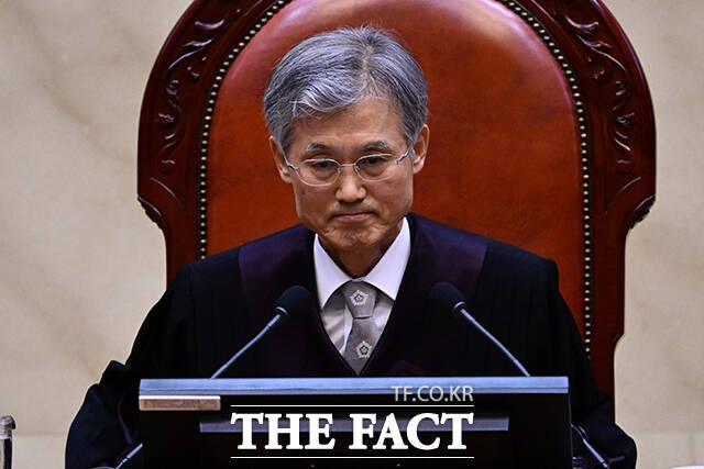 조희대 대법원장이 지난해 5월 1일 오후 서울 서초구 대법원 대법정에서 이재명 당시 더불어민주당 대선 후보의 공직선거법 위반 사건 상고심 선고를 준비하며 입술을 다물고 있다. /남윤호 기자