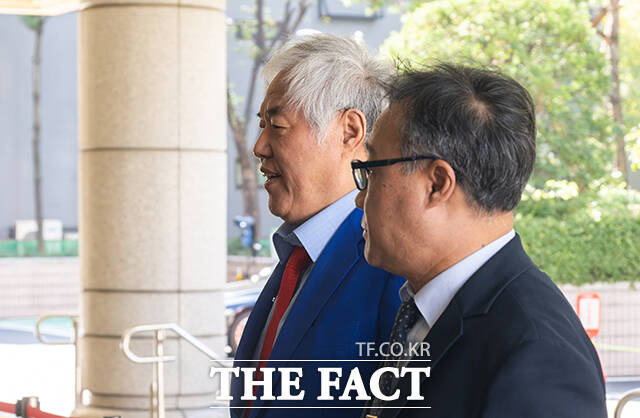 서부지법 폭동 사태 배후로 지목돼 특수건조물침입교사 및 특수공무집행방해교사 등 혐의로 재판을 받고 있는 전광훈 사랑제일교회 목사가 21일 오후 서울 마포구 서울서부지방법원에서 열린 공판에 출석하고 있다. /박헌우 기자