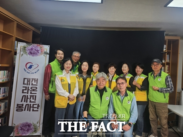 대전시 서구 괴정동 자원봉사회가 21일 동 행정복지센터에서 대전라온사진봉사단의 재능기부로 관내 취약계층 어르신 20명을 대상으로 ‘괴정골 어르신 장수사진’ 촬영 행사를 진행하고 있다. /대전 서구