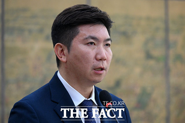 유승민 대한체육회장이 '한복의 날'을 맞아 한복을 입은 이재정 위원장과 인사하고 있다.