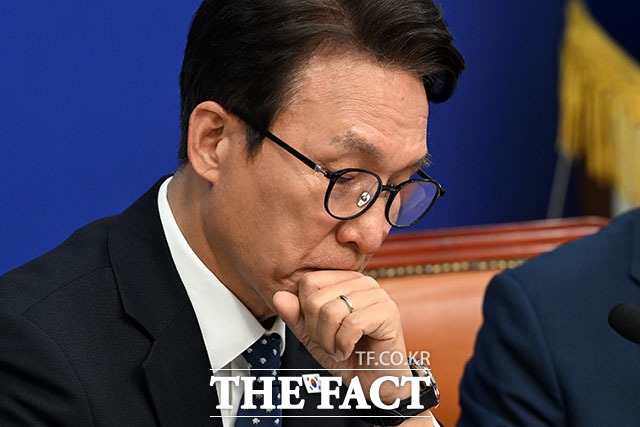 김민석 더불어민주당 대표(가운데)를 비롯한 참석자들이 21일 오후 서울 여의도 국회에서 열린 교육연수원 발대식 및 제1차 회의에 참석해 기념 촬영을 하고 있다. /국회=서예원 기자