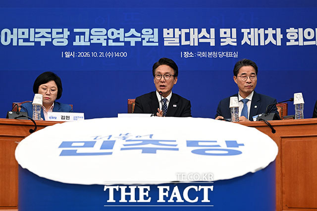 김민석 더불어민주당 대표(가운데)를 비롯한 참석자들이 21일 오후 서울 여의도 국회에서 열린 교육연수원 발대식 및 제1차 회의에 참석해 기념 촬영을 하고 있다. /국회=서예원 기자