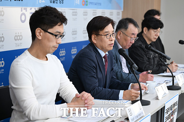 기자회견 취지 설명하는 방 위원장.