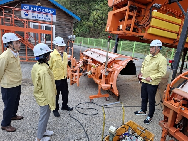 정의경 국토교통부 제2차관이 21일 원주지방국토관리청 강릉국토관리사무소 제설창고를 찾아 겨울철 폭설·결빙 대비 상황을 점검했다. /국토교통부