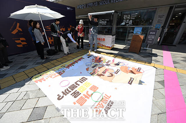 '로컬트립 가을소풍'이 21일 오후 서울 중구 지역관광 안테나숍에서 열린 가운데 방문객들이 행사장을 둘러보고 있다. /박헌우 기자