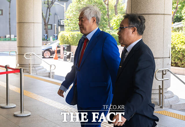 서부지법 폭동 사태 배후로 지목돼 특수건조물침입교사 및 특수공무집행방해교사 등 혐의로 재판을 받고 있는 전광훈 사랑제일교회 목사가 21일 오후 서울 마포구 서울서부지방법원에서 열린 공판에 출석하고 있다. /박헌우 기자