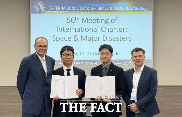우주항공청이 21일 일본 도쿄 오차노미즈 솔라 시티에서 열린 제56차 우주 및 대형 재난 대응 국제헌장 정기이사회에서 이사국 가입 서명식을 마친 뒤 국제헌장 관계자들과 기념 촬영을 하고 있다. 왼쪽부터 룬 플로베르하겐 유럽우주국(ESA) 국제헌장 이사, 김상윤 항우연 실무간사, 윤종연 우주항공청 국가위성운영센터 사무관, 자닌 위아르 캐나다우주청(CSA) 국제헌장 이사. /우주항공청