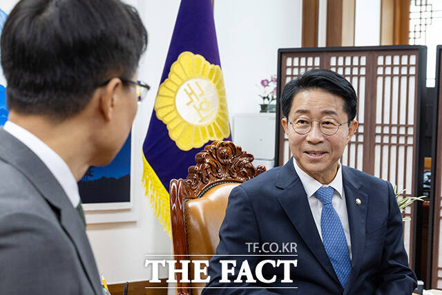 임광현 신임 대통령 비서실장 만나 대화 나누는 조정식 국회의장(오른쪽).