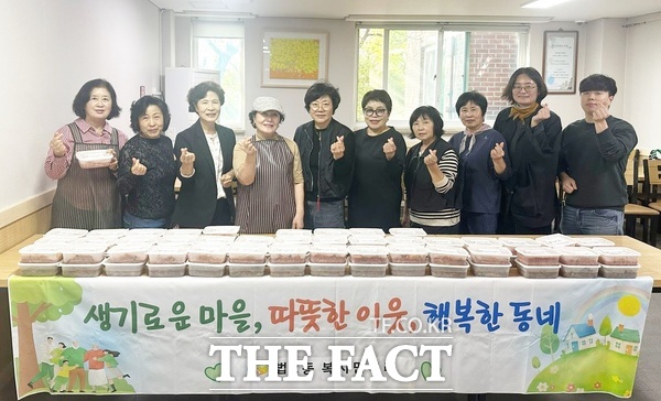 대전시 대덕구 법2동 복지만두레가 21일 법동종합사회복지관 장수식당에서 '영양듬뿍 장수밑반찬 나눔 행사'를 열고 취약계층 40세대에 밑반찬을 전달했다. /대덕구