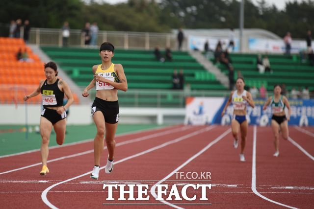 김서윤이 18일 열린 제107회 전국체육대회 여자 400m 결승에서 압도적인 스피드로 결승선을 가장 먼저 통과하고 있다./제주=대한육상연맹