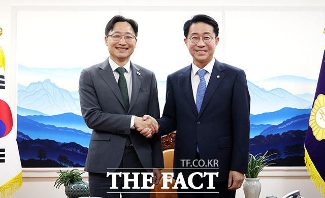 조정식 국회의장(오른쪽)이 21일 오전 서울 여의도 국회에서 임광현 신임 대통령 비서실장을 접견하며 기념 촬영을 하고 있다. /국회=남용희 기자