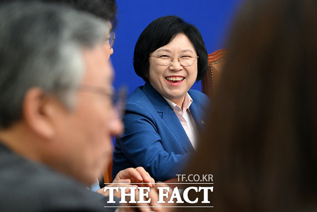 김민석 더불어민주당 대표(가운데)를 비롯한 참석자들이 21일 오후 서울 여의도 국회에서 열린 교육연수원 발대식 및 제1차 회의에 참석해 기념 촬영을 하고 있다. /국회=서예원 기자