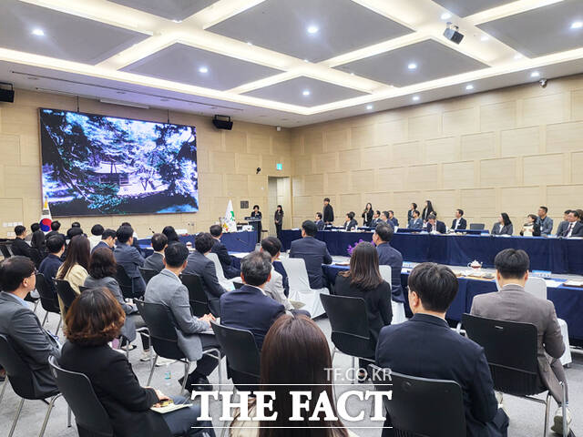 경북도시장군수협의회 민선9기 제2차 정기회에 앞서 참석자들이 영주시 홍보 영상을 시청하고 있다. /김성권 기자
