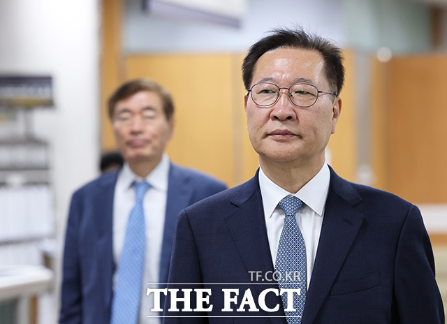 12·3 비상계엄 선포 이후 법무부 간부회의를 소집해 교정시설 수용 공간 확보를 지시하는 등 내란에 가담한 혐의로 1심에서 징역 25년을 선고받은 박성재 전 법무부 장관이 항소심에서 징역 9년으로 감형됐다. 박 전 장관이 지난 4월 서울 서초구 서울중앙지방법원에서 열린 1심 속행공판에 출석하고 있다./송호영 기자