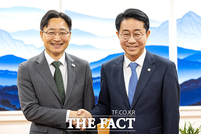 임광현 신임 대통령 비서실장 만나 대화 나누는 조정식 국회의장(오른쪽).