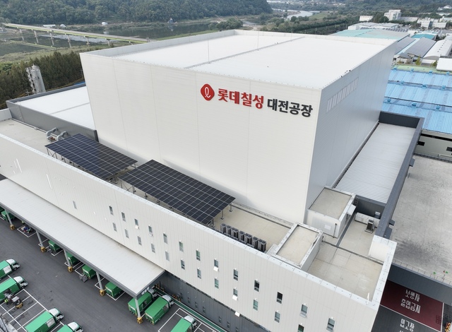 롯데칠성음료는 대전에 생산과 물류를 연계한 자동화 물류센터를 열며, 물류 경쟁력을 강화하고 있다. /롯데칠성음료