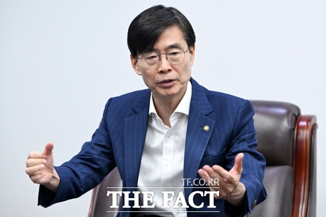 조경태 국민의힘 의원은 AI 데이터센터 전용 그리드코드 도입이 기존 사업의 설계 변경과 공사 지연 등 투자 차질로 이어질 수 있다고 우려했다. /남용희 기자