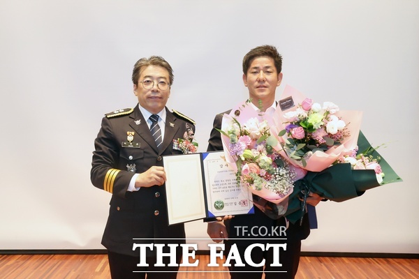 최대성 대전시의원이 21일 경찰의 날을 맞아 경찰청장 감사장을 받은 뒤 기념촬영하고 있다. /대전시의회
