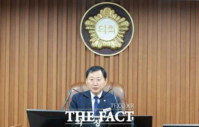 이건창 논산시의회 의장이 21일 열린 제276회 임시회 제2차 본회의에서 폐회사를 하고 있다. /논산시의회