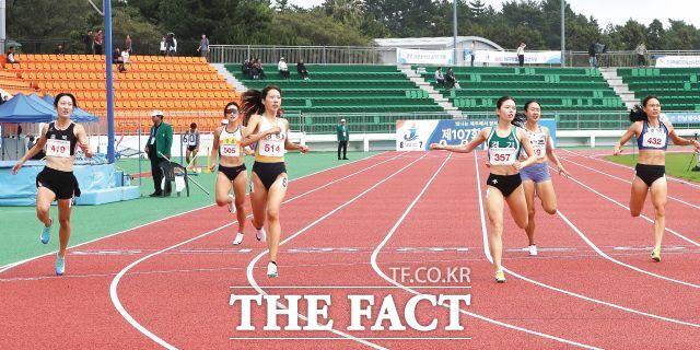 제107회 전국체전 여자 400m에서 대회신기록으로 우승한 김서윤(앞줄 왼쪽서 두번째)이 19일 열린 여자 200m에서도 막판 스퍼트로 이 종목 절대강자 김주하(앞둘 왼쪽서 세번째)를 간발을 차로 따돌리고 결승선을 먼저 통과하고 있다./제주=대한육상연맹