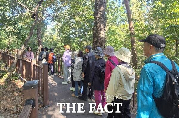 대전시 서구 관저주민건강센터는 20일 만성질환자 등을 대상으로 도안 무장애나눔길에서 진행된 '건강 더하고(+) 힐링 나누기(÷)' 프로그램을 성공적으로 마무리했다. /대전시 서구